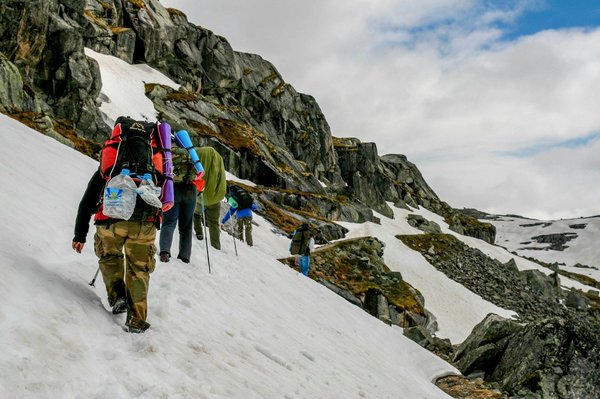 Comment choisir des vêtements de sport adaptés aux femmes pratiquant des sports nautiques ?
