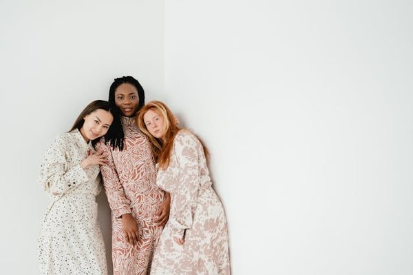 Quelles sont les meilleures pratiques pour porter des robes à motifs géométriques au bureau?