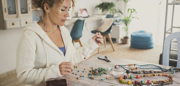 Boucles d'oreilles homme : les styles incontournables à découvrir